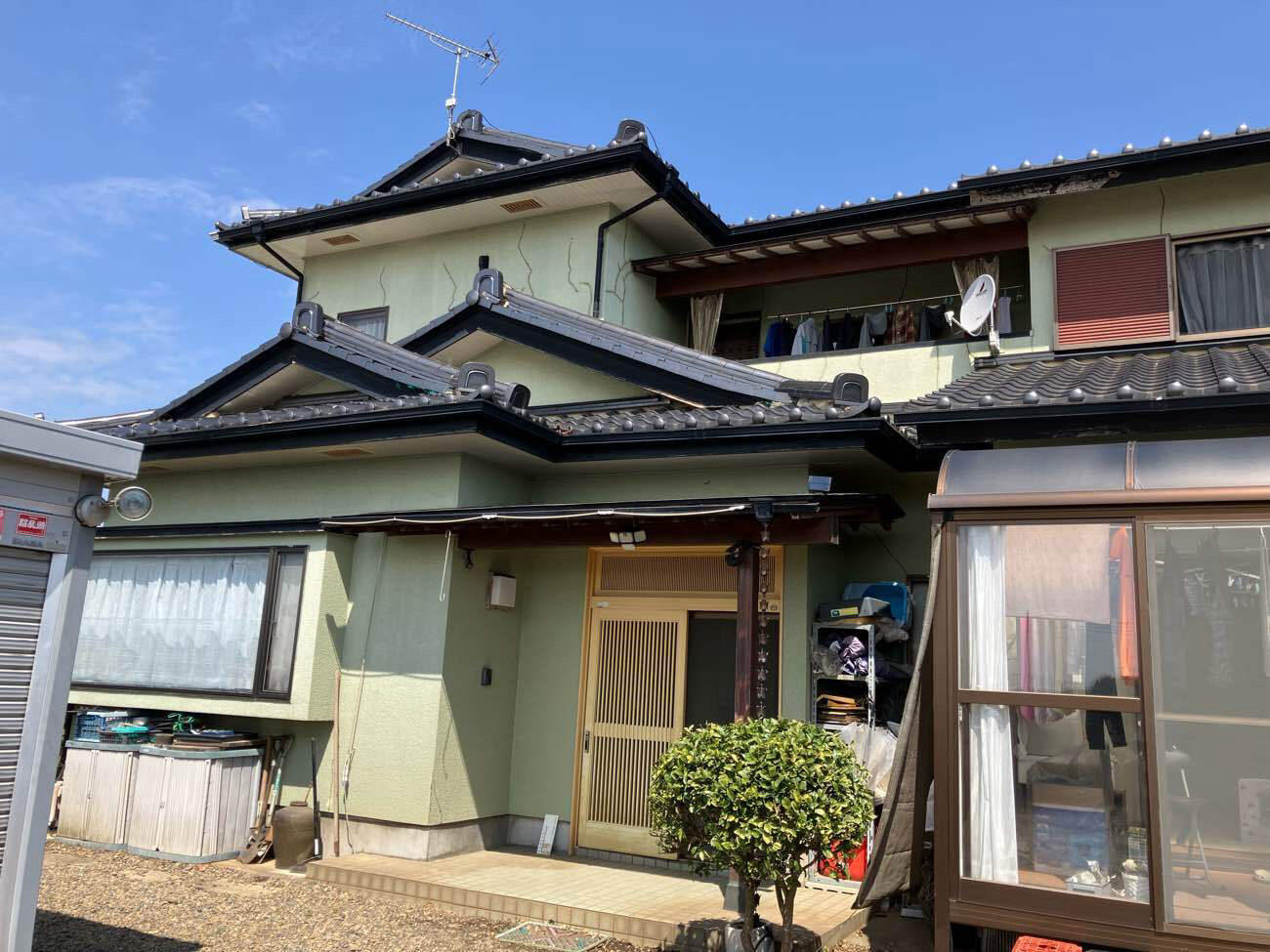 家全景 ビフォー(既存の外壁・瓦屋根)