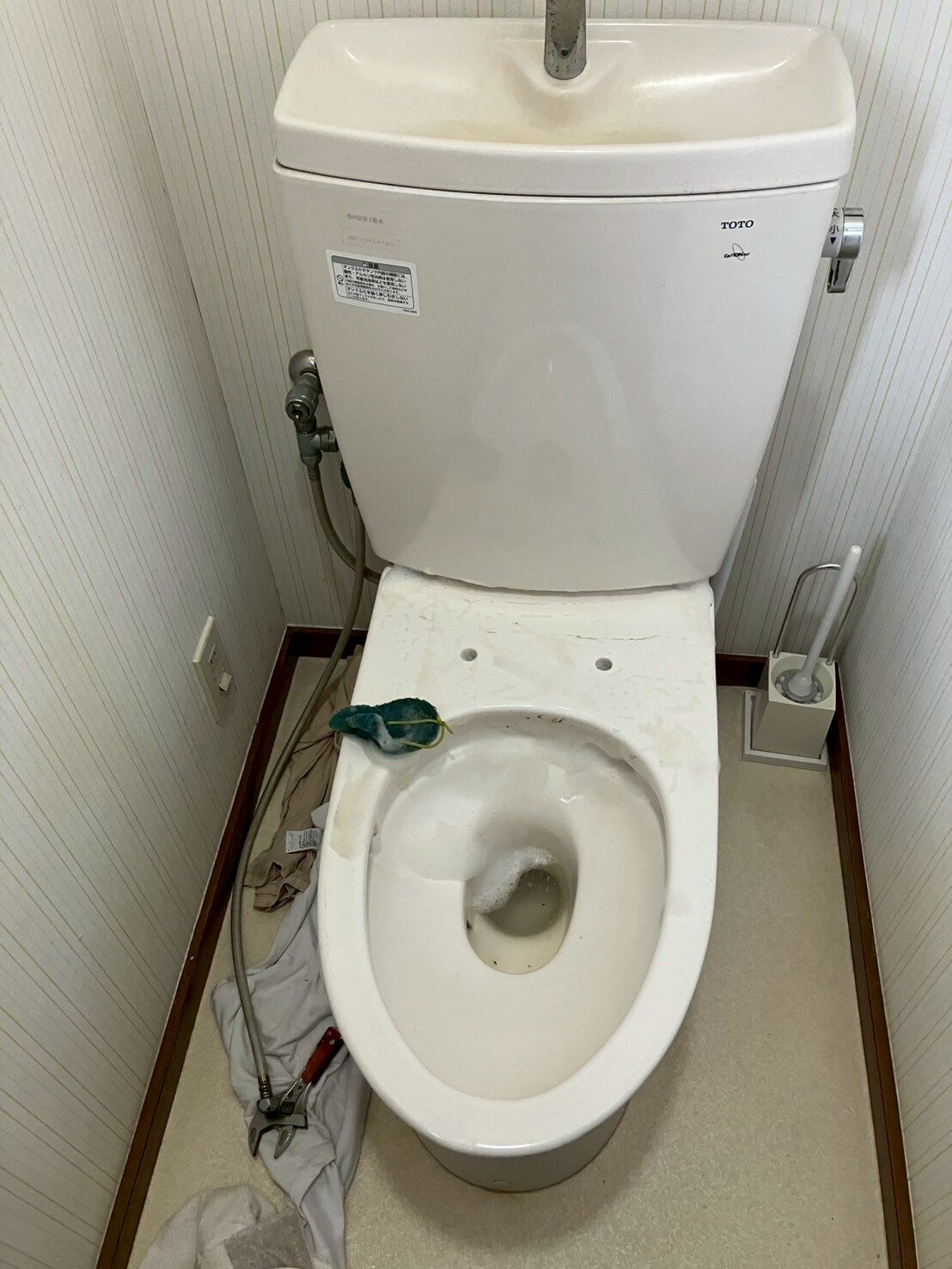 便座を外して清掃（施工中）