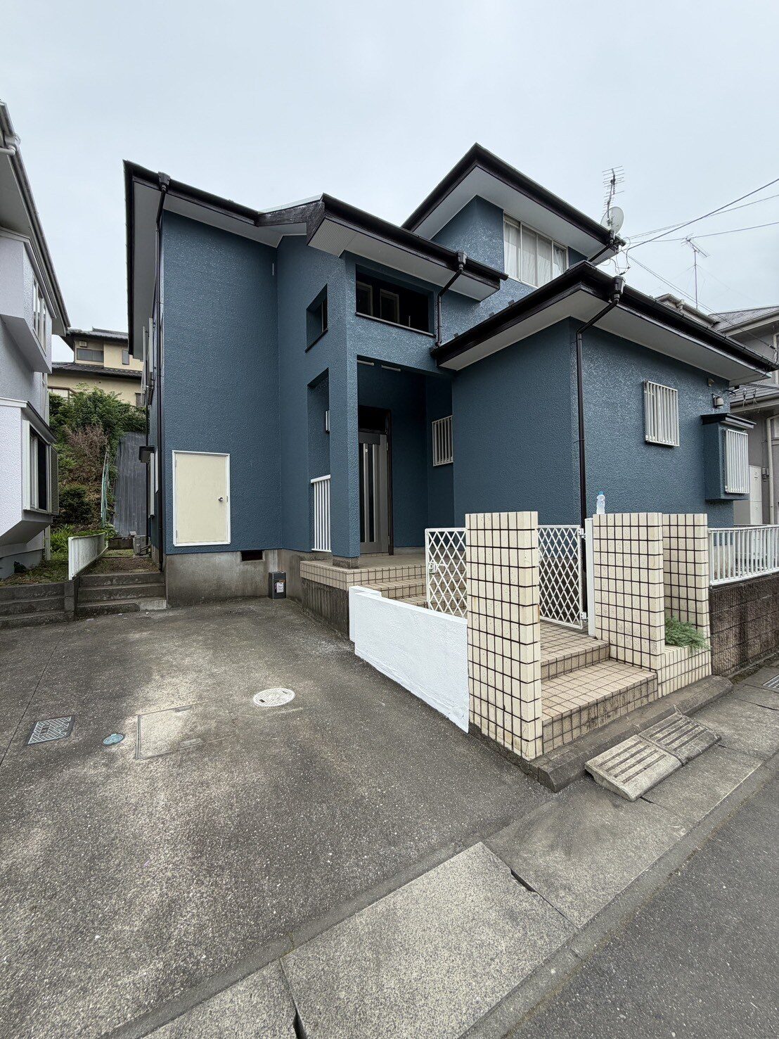 外観 アフター（ネイビーの外壁・屋根塗装後）