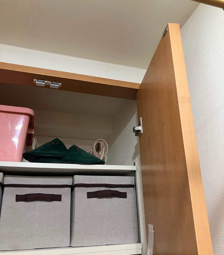 収納扉の丁番 ビフォー(扉を開けた状態)