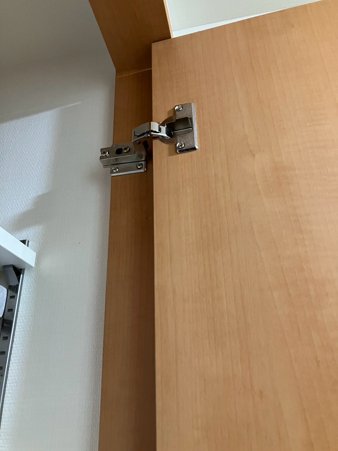 収納扉の丁番 アフター(交換した上側の丁番)