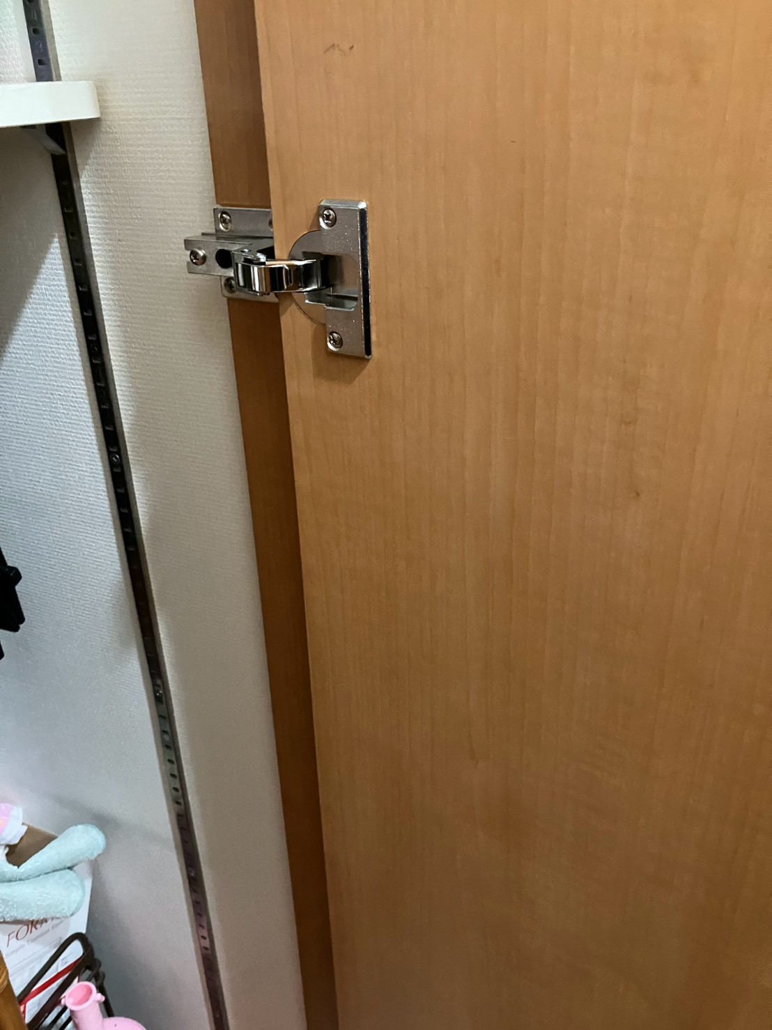 収納扉の丁番 アフター(交換した下側の丁番)