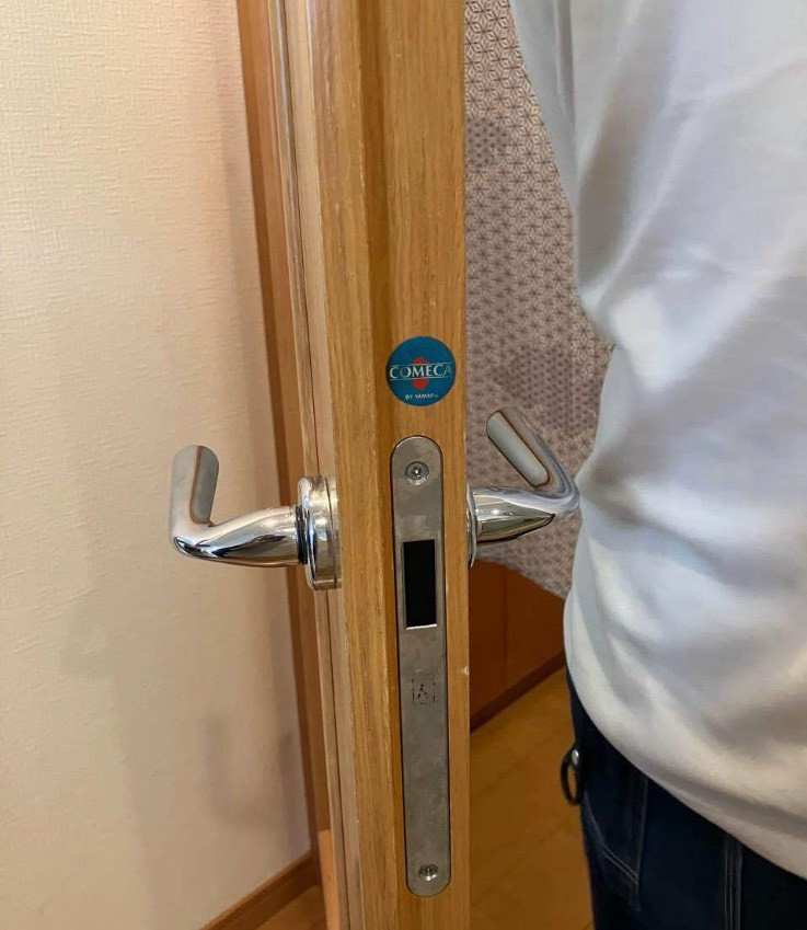 リビングドアの金具 ビフォー(ラッチが出ていない状態)
