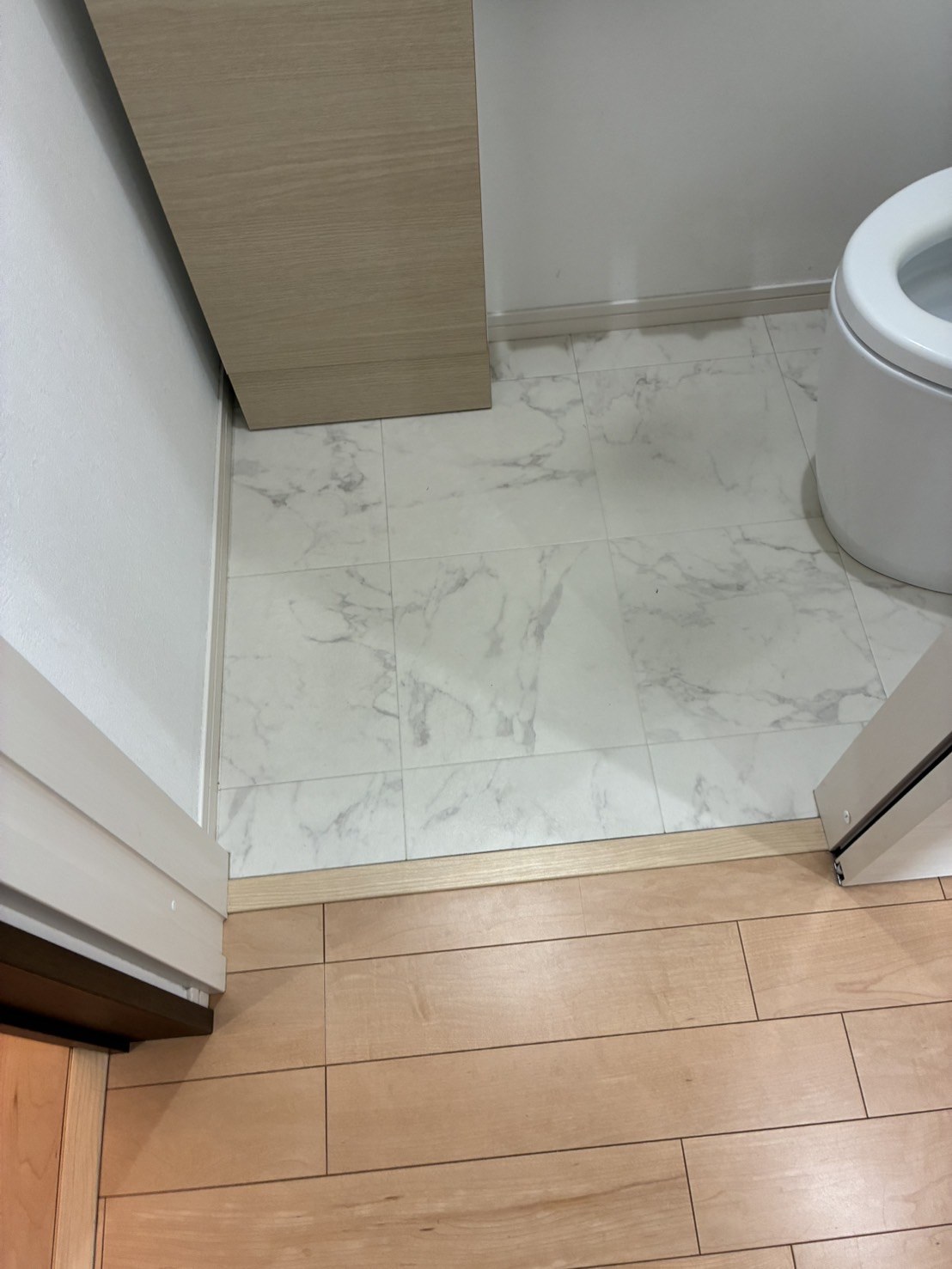トイレ入口の床