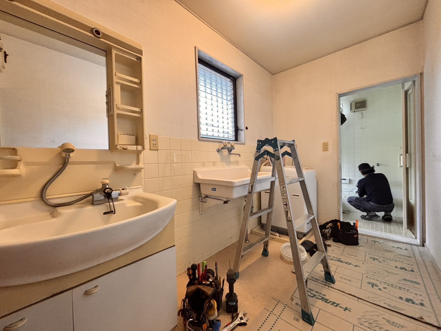 洗面脱衣場 施工中(既存の洗面化粧台)