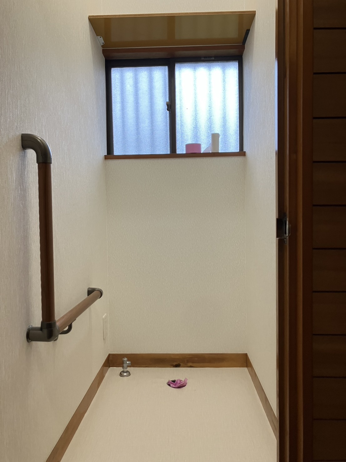 トイレ 施工中(窓側から見た張り替え後)