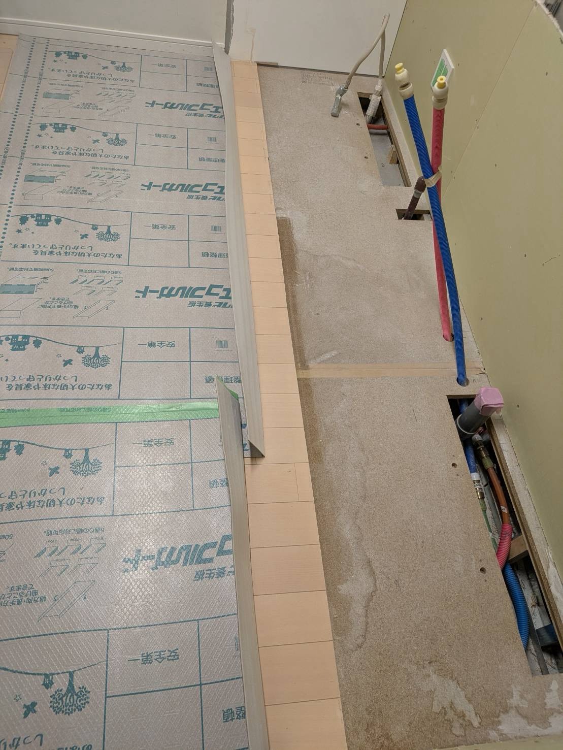 床 施工中(キッチン下にフローリングが張られていない状態)