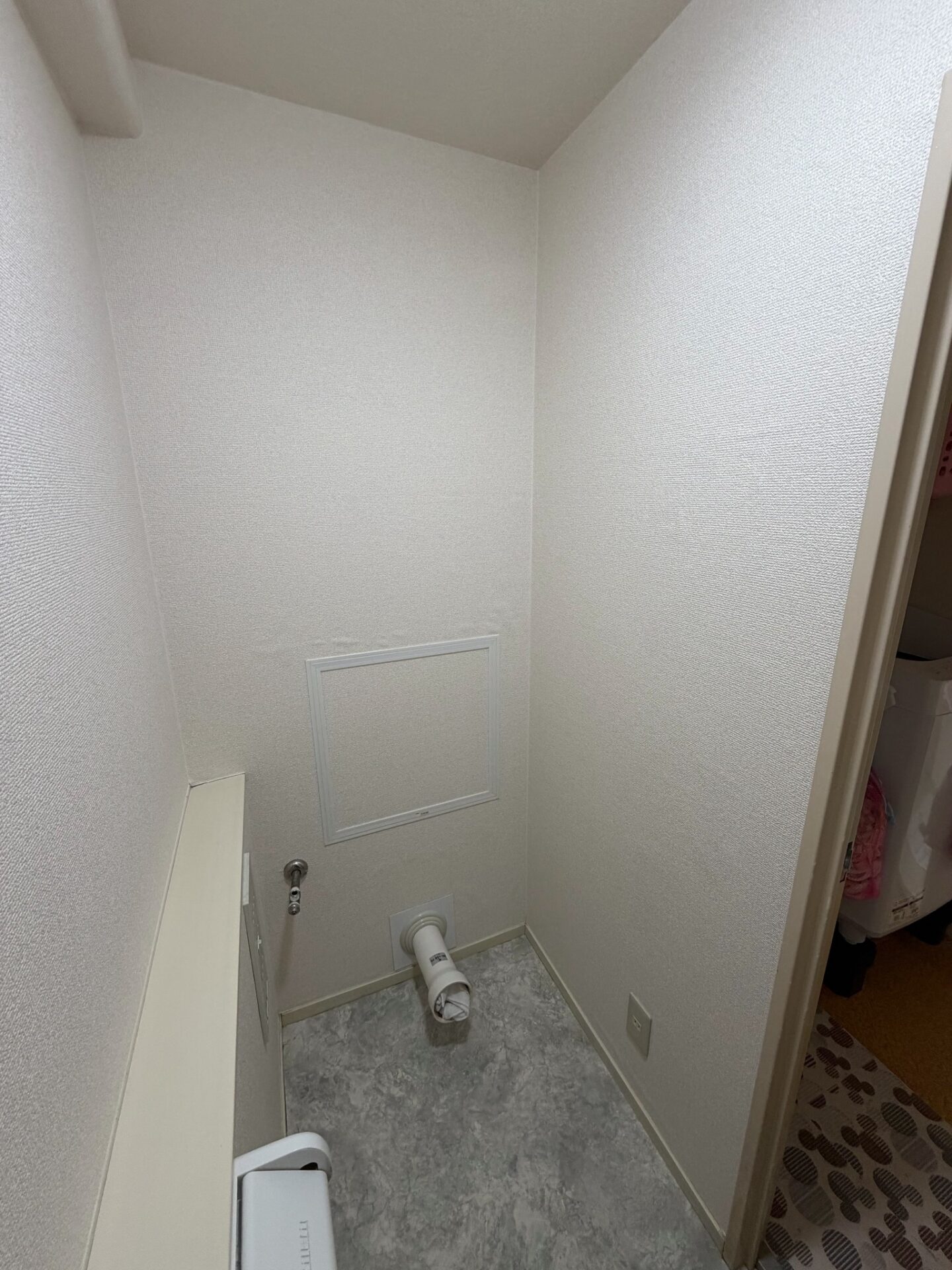トイレ 施工中(内装を仕上げた状態と移動後のコンセント)