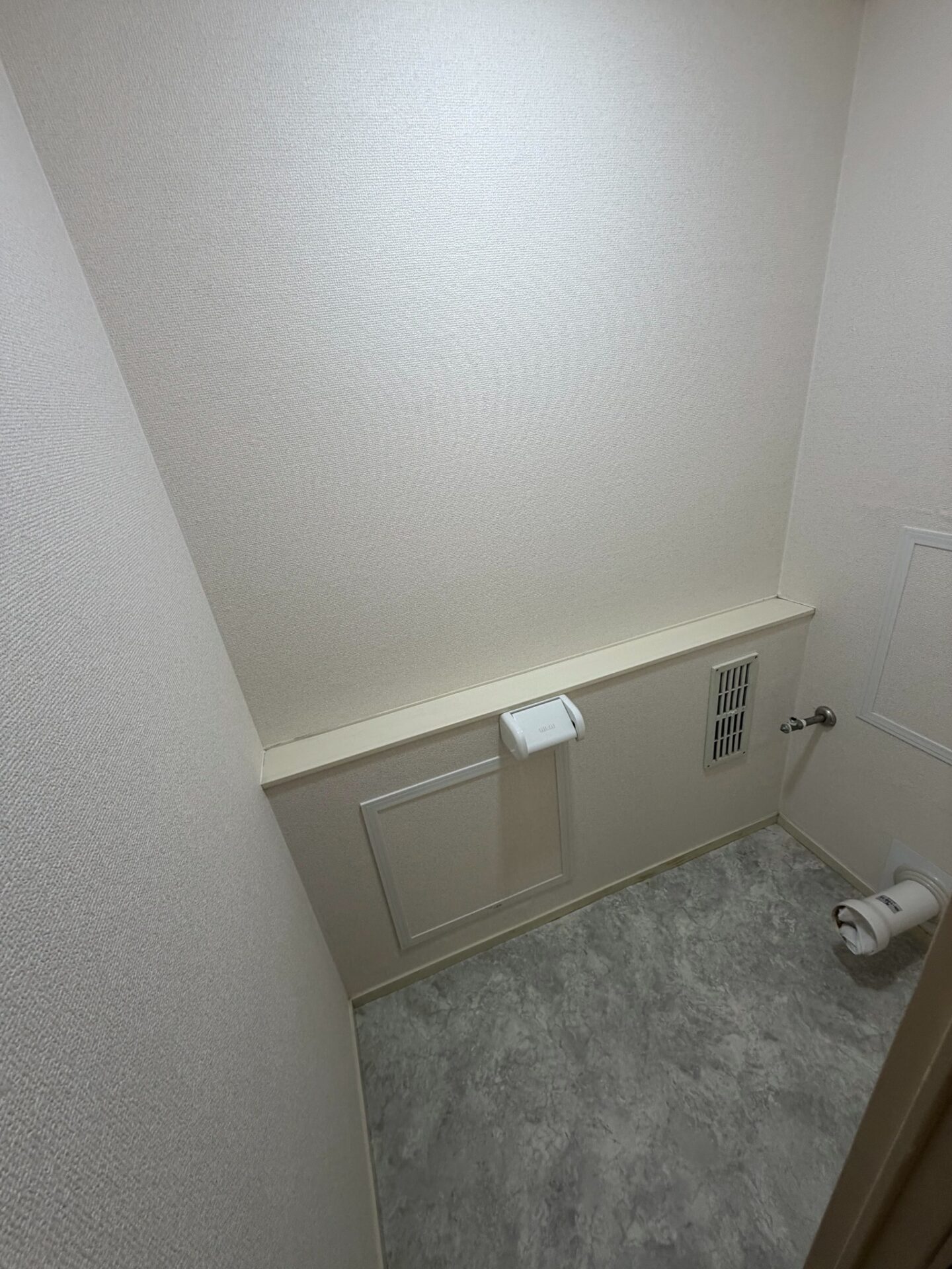 トイレ 施工中(仕上がった壁と床)