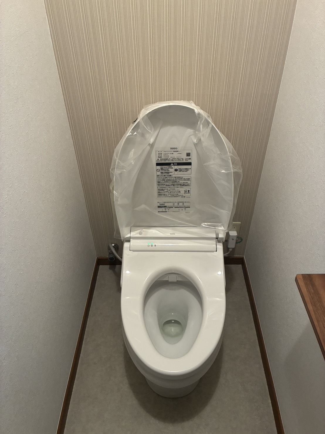 タンク棚を撤去し、タンクのないトイレに交換した様子