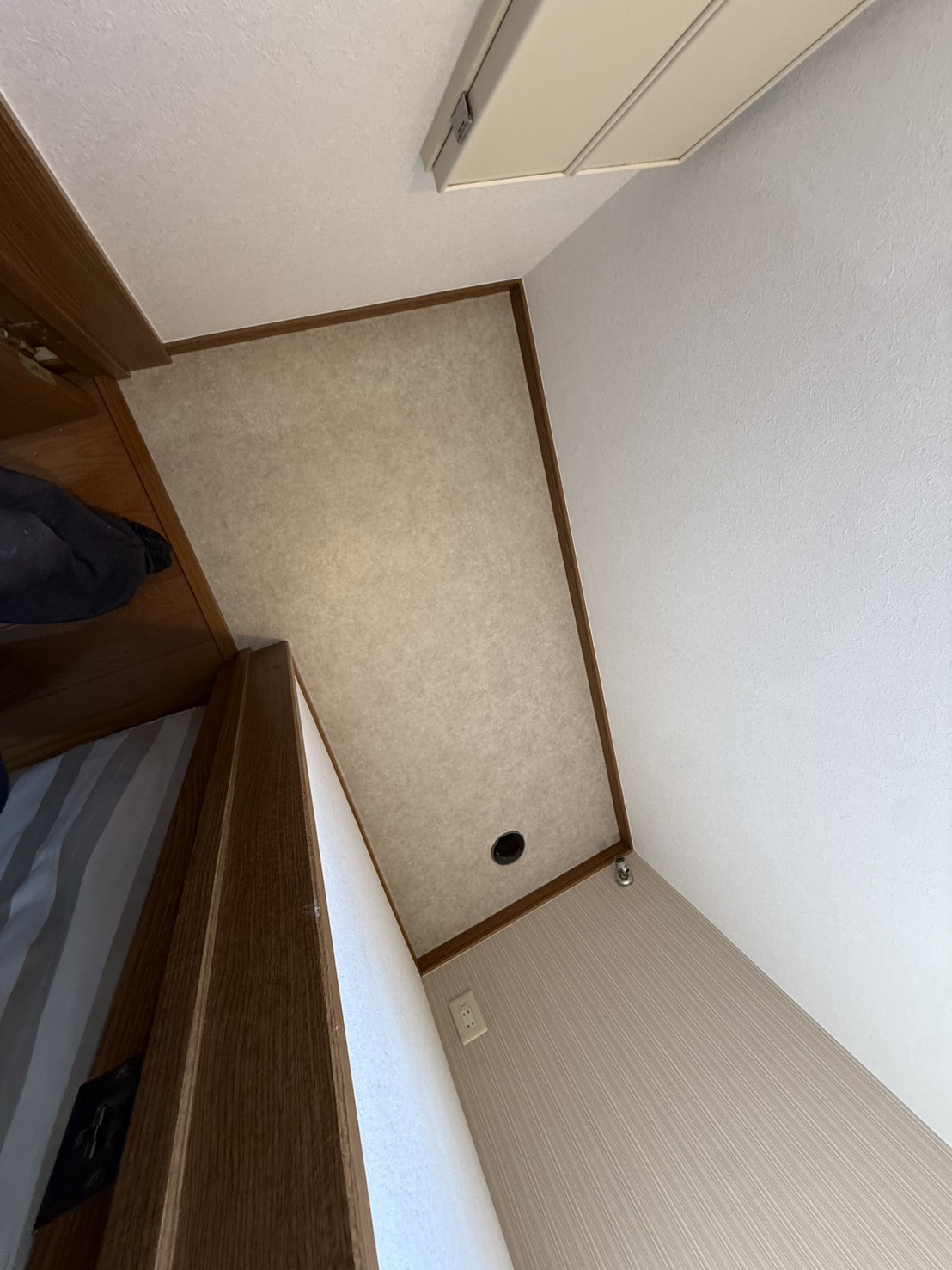 張り替えた床とアクセントクロスの仕上がり